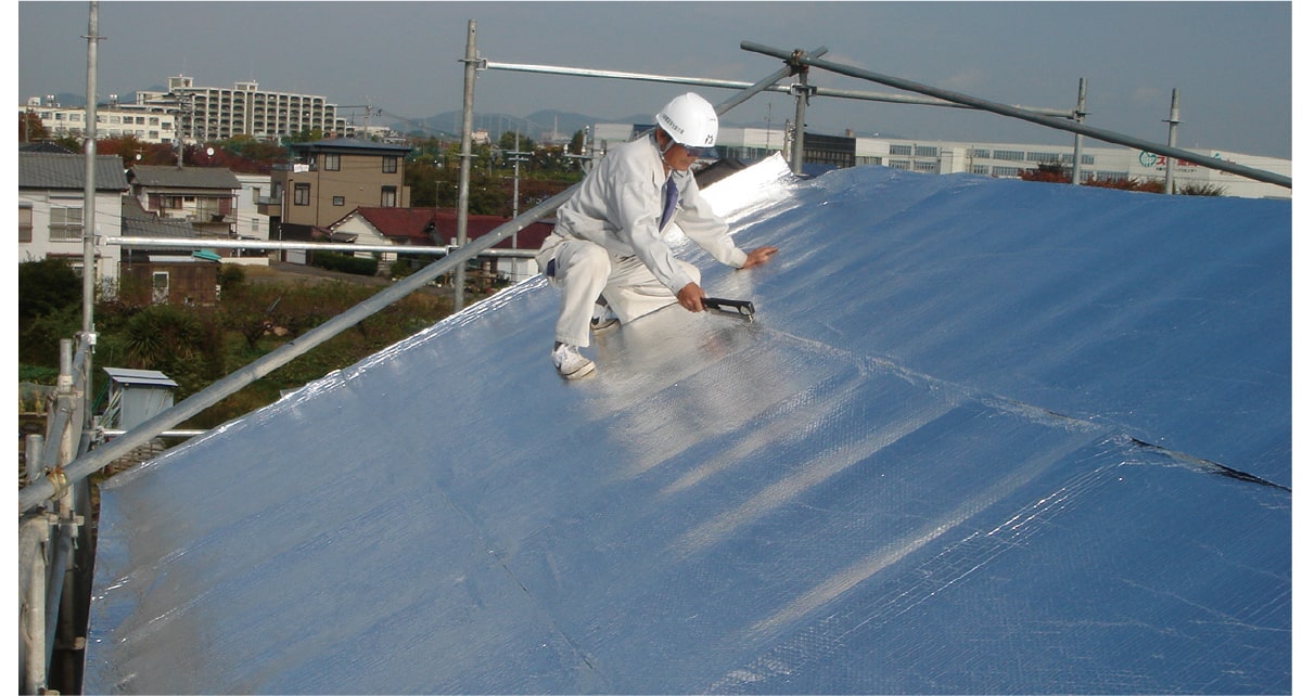半遮熱シート「サーモバリア」を床、壁、屋根に施工