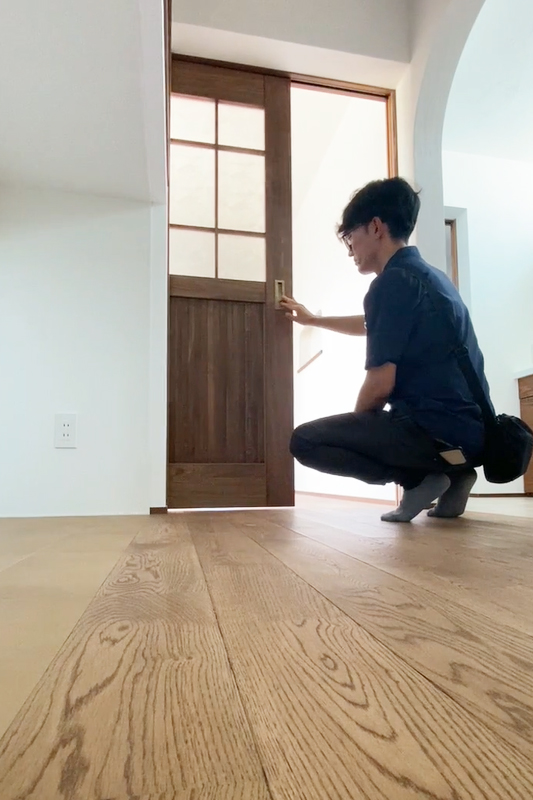 完了検査、建具のチェックしている様子