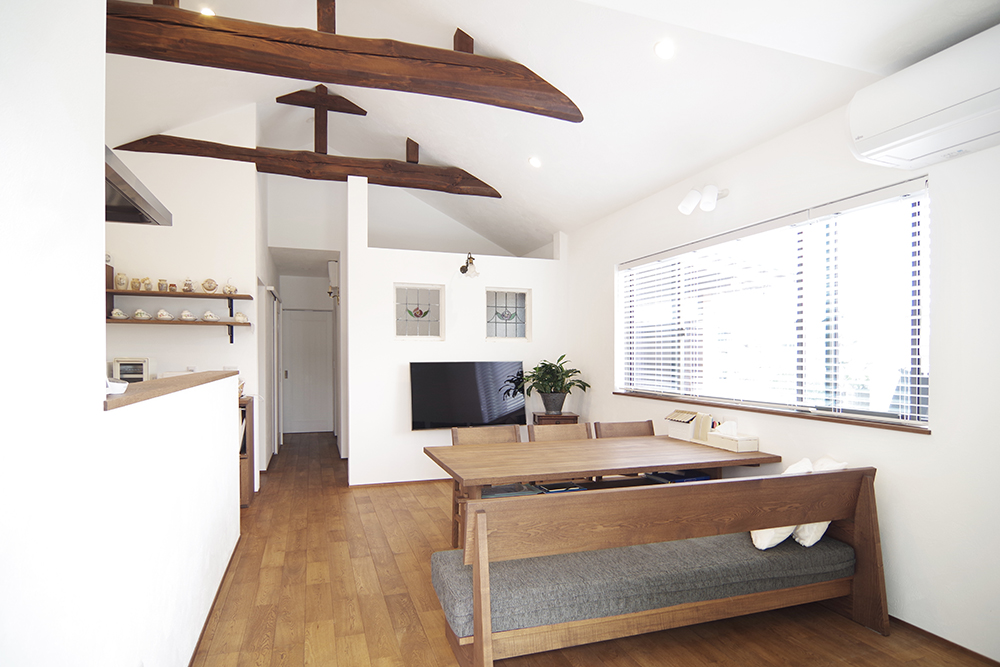 既存の梁を活かしたアンティークな住まい