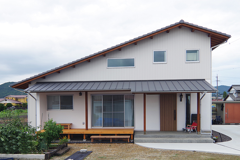 岐阜県「職人の技が光る！無垢材を活かした平屋風の家」