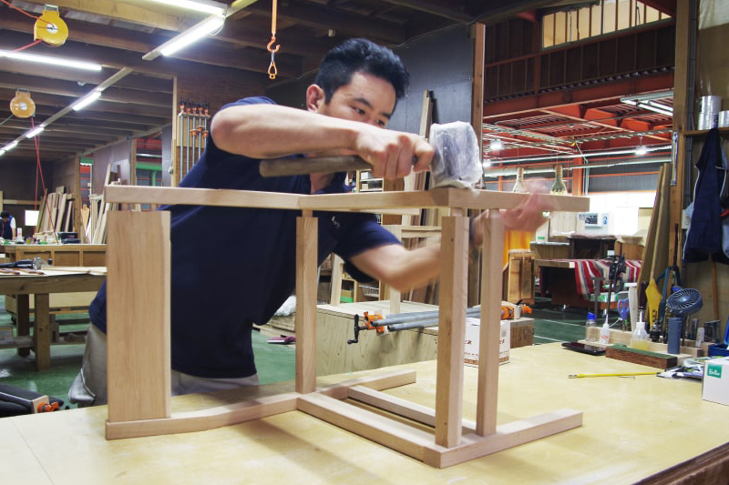 木工している人