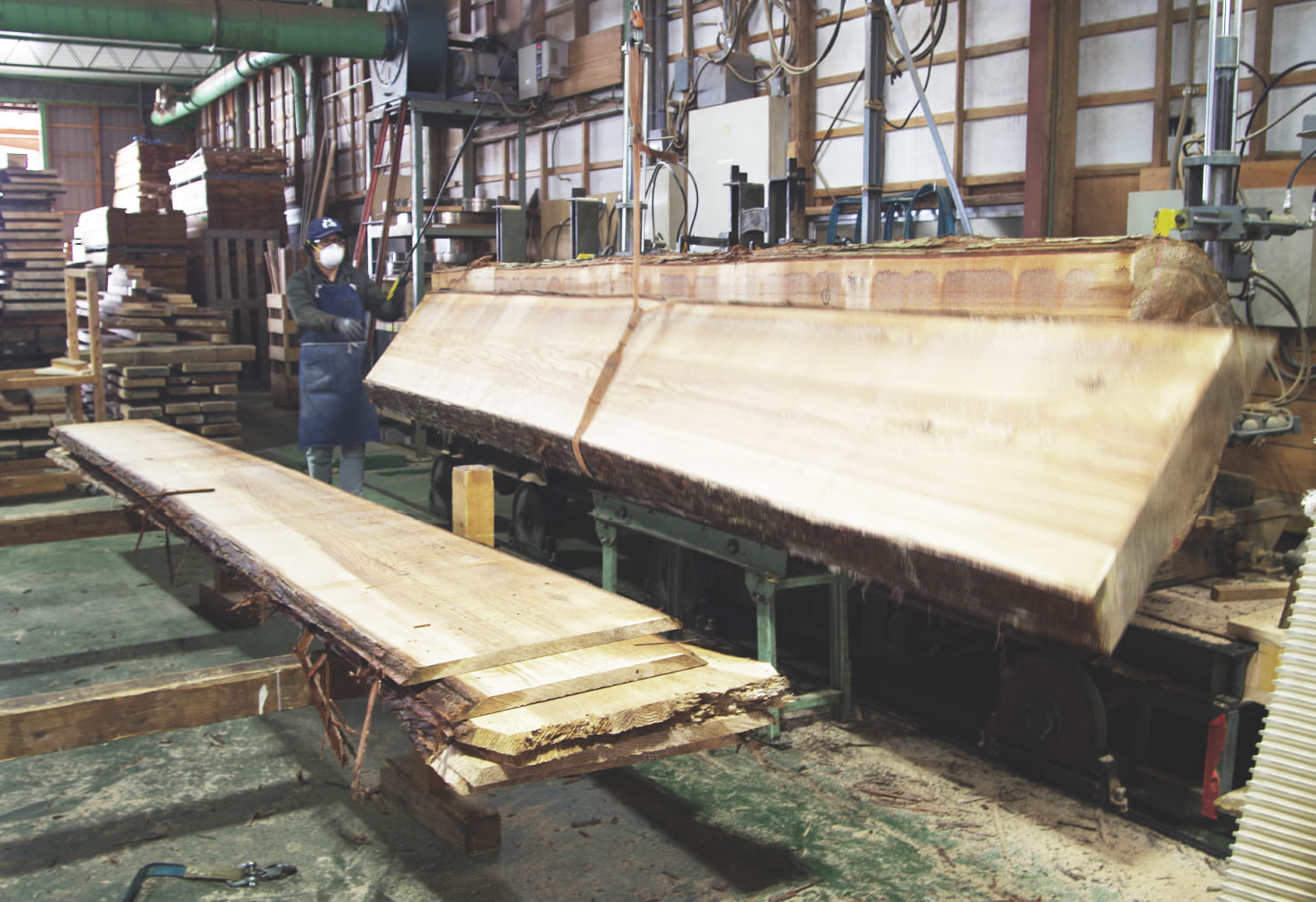 本社のある岐阜県下呂市の木を使い自社で製材、加工、そして家具までつくります