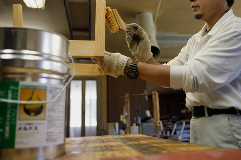 塗装している人