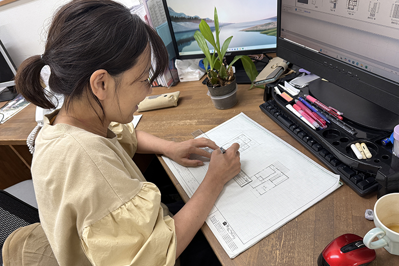 図面を描いている人